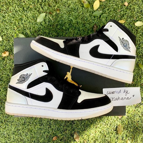 Men’s Nike Air Jordan 1 mid white black shoes - Picture 2 of 4